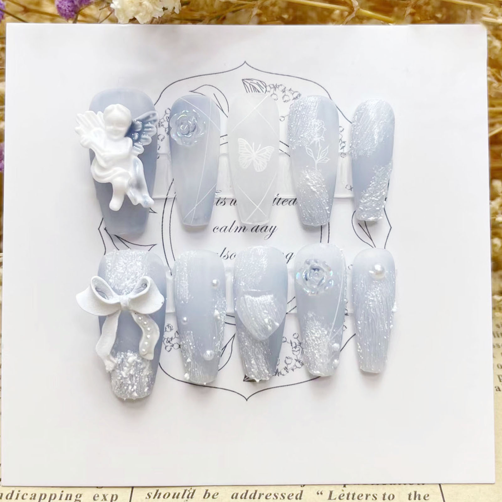 Resin Art Flowers - 3D 石膏天使付け爪光沢のあるヘイズブルー手作りプレス爪ちょう結びフラワーデザインロマンチックな再利用可能なマニキュア