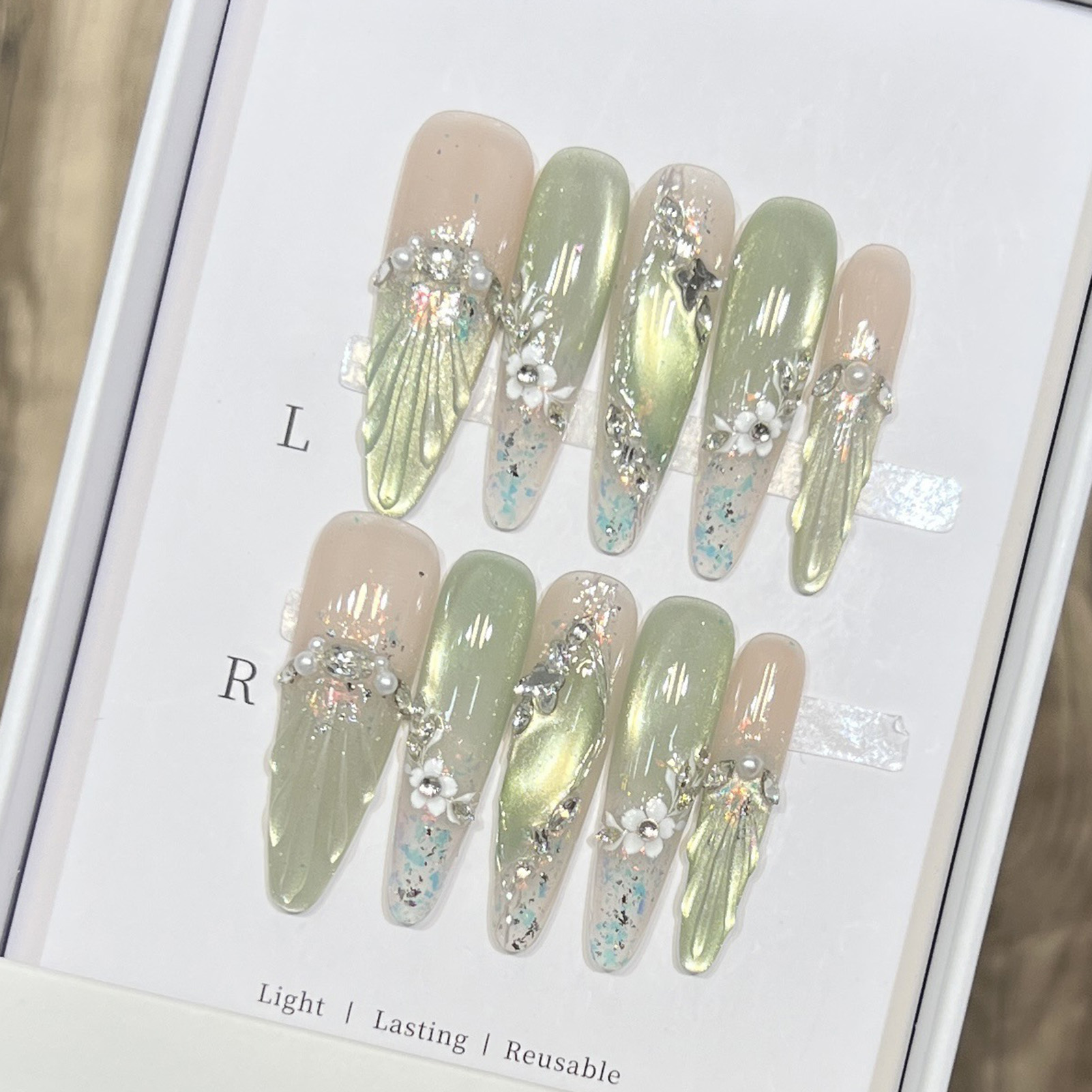 Resin Art Flowers - 10枚入りロングアーモンド型フェイクネイルチップ、グリーンキャッツアイ、ハンドメイドフレンチプレスオンネイル、フラワーパールデザイン、取り外し可能な付け爪