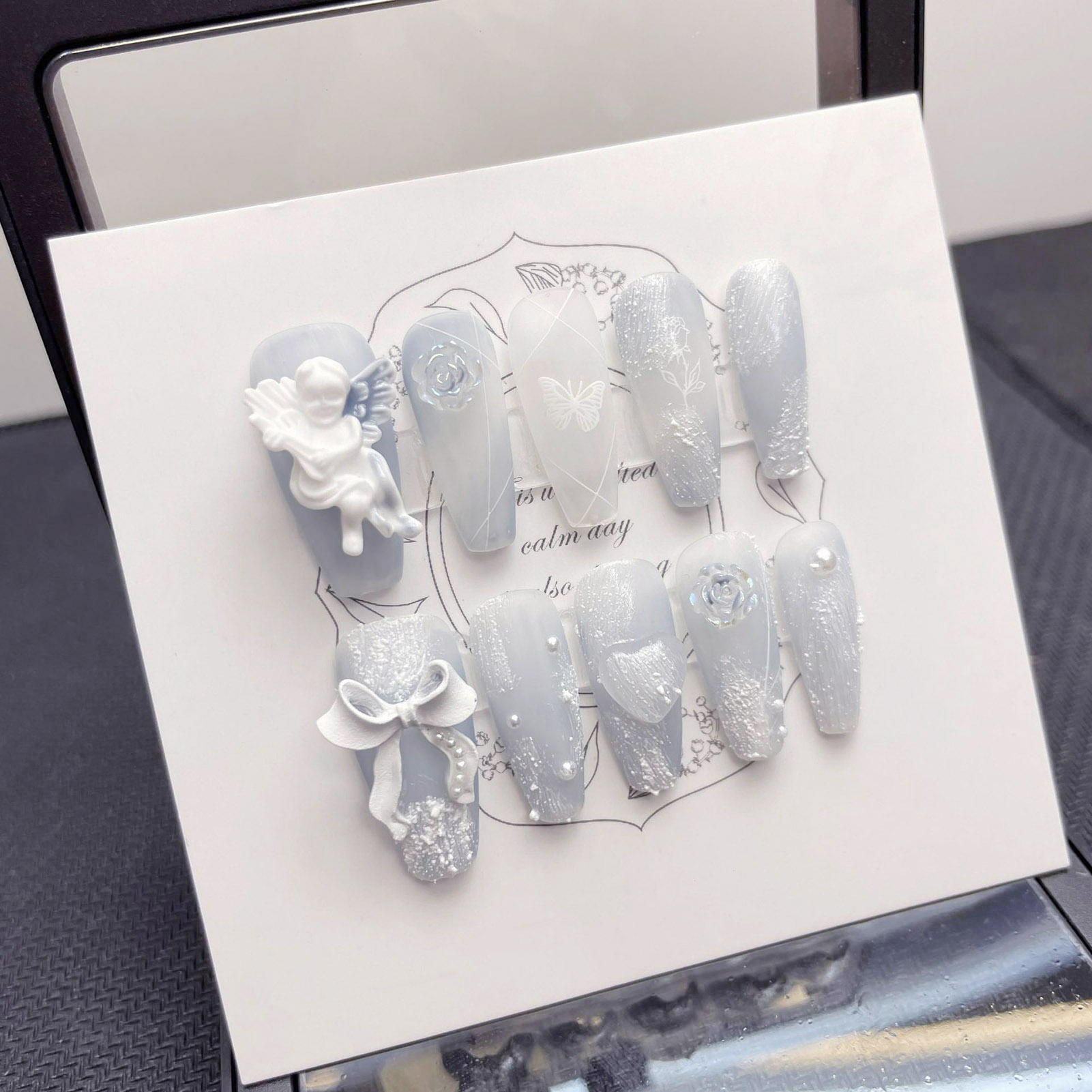 3D 石膏天使付け爪光沢のあるヘイズブルー手作りプレス爪ちょ - Resin Art Flowers のレビューと価格