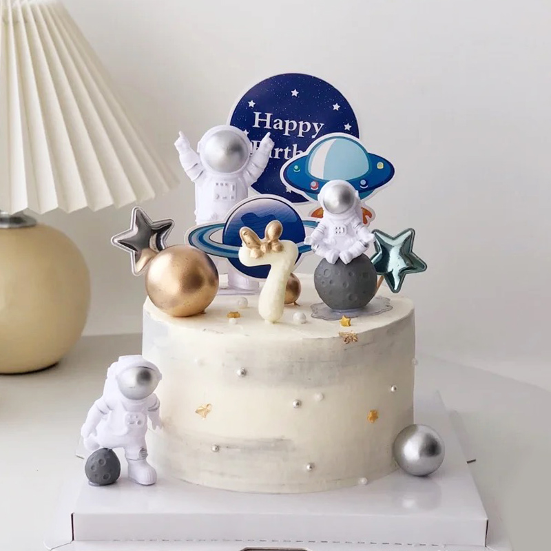宇宙飛行士ケーキトッパー 宇宙テーマ誕生日パーティーデザート - Resin Art Alphabet のレビューと価格